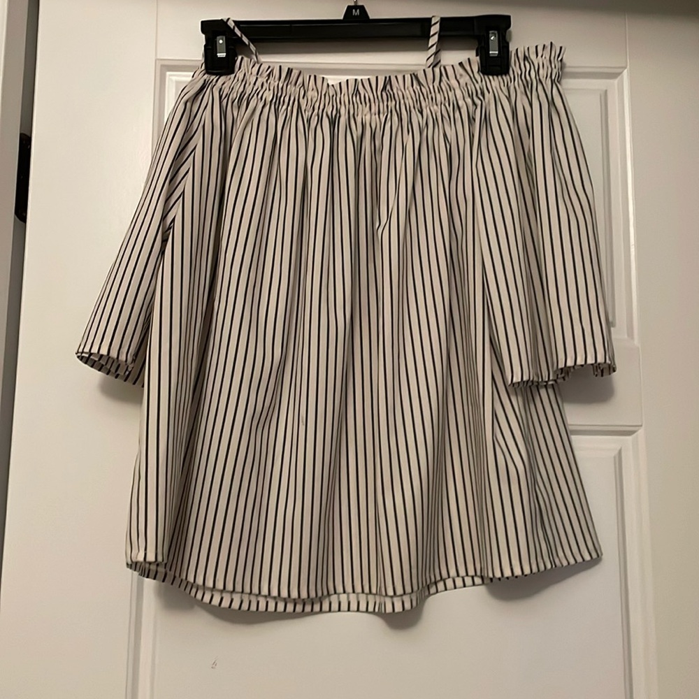 Francesca’s blue rain off shoulder with shoulder ties navy size medium